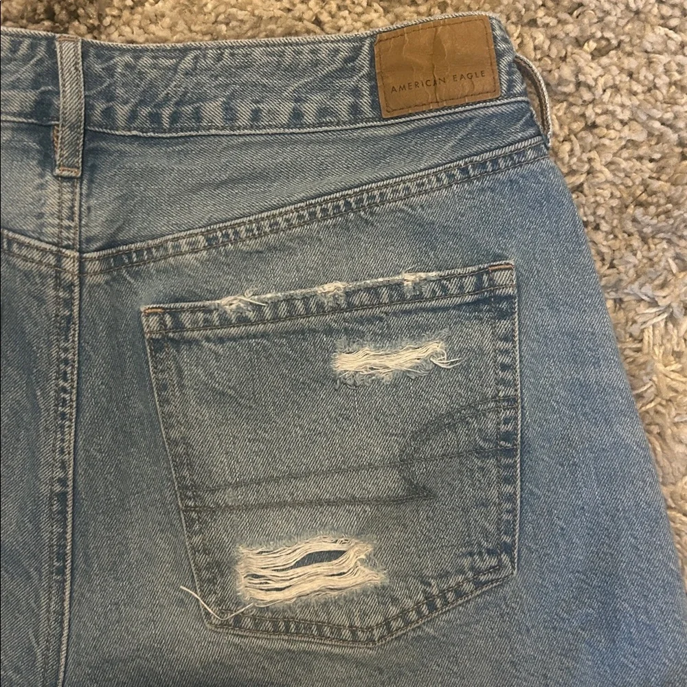American Eagle light wash denim tomgirl shorts size 6 - Picture 3 of 5